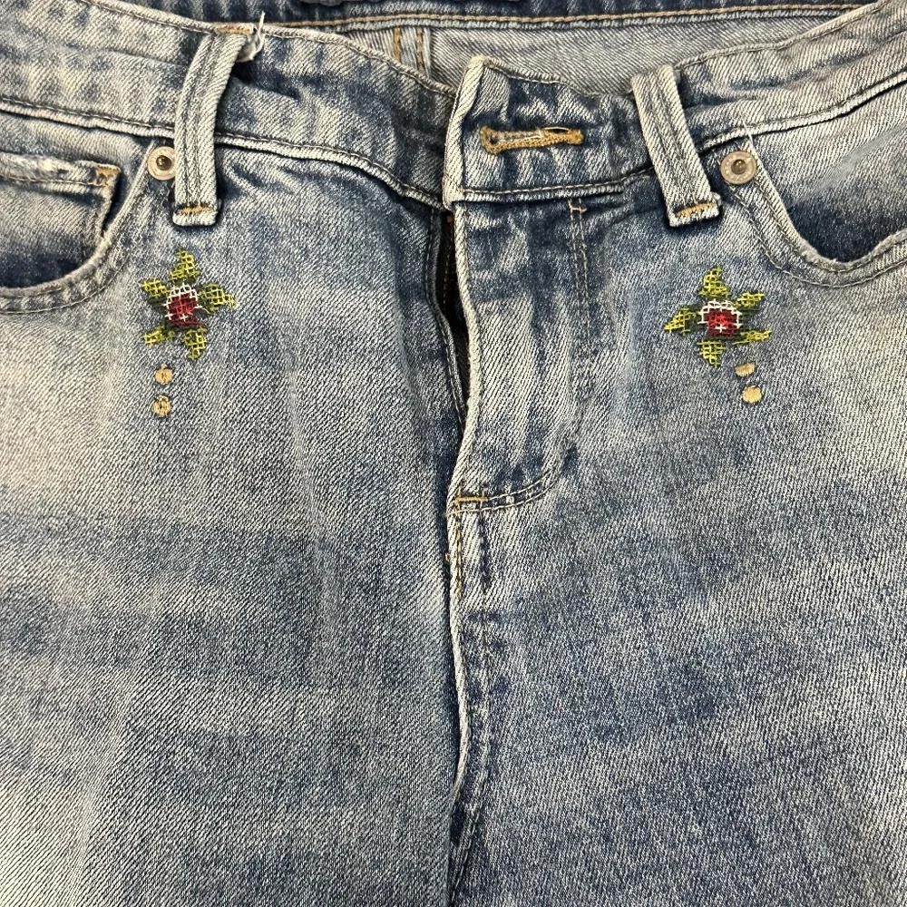 GUESS! - Picture 3 of 7